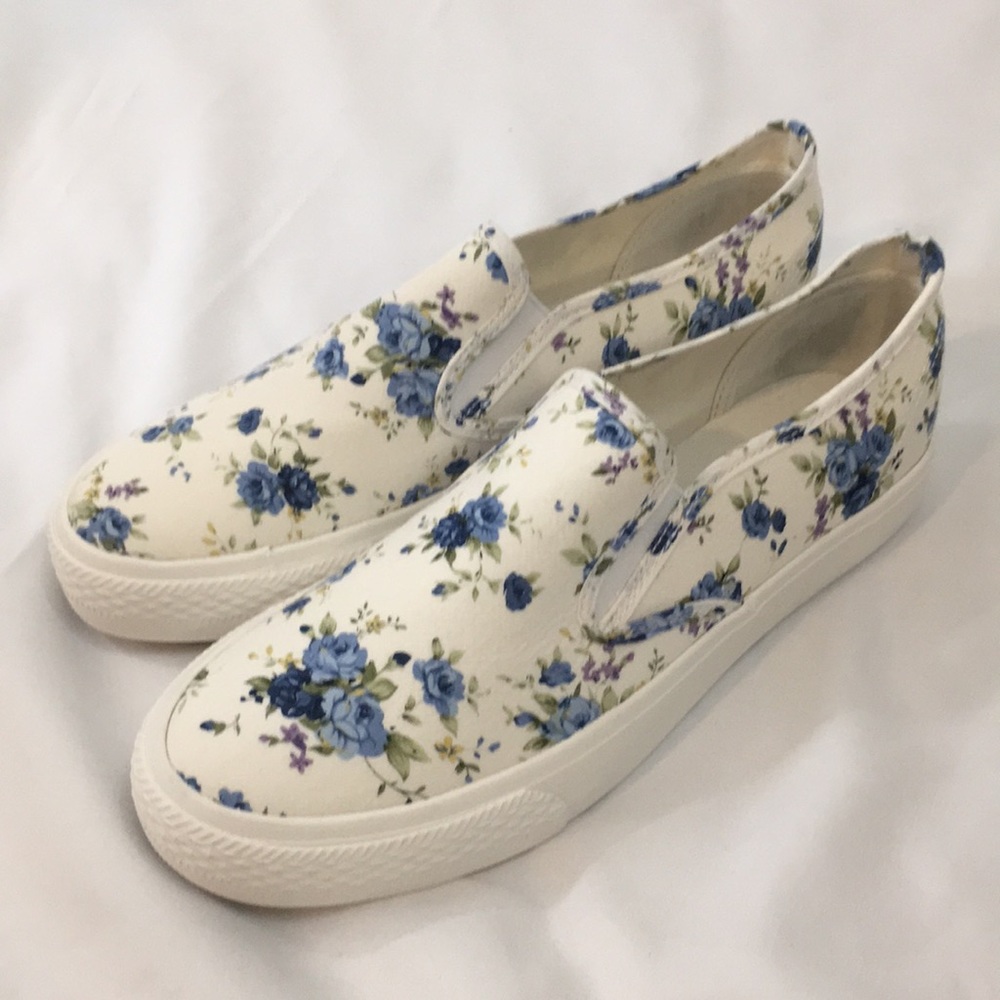 Bucco womans tesla slip on sneaker, white flower